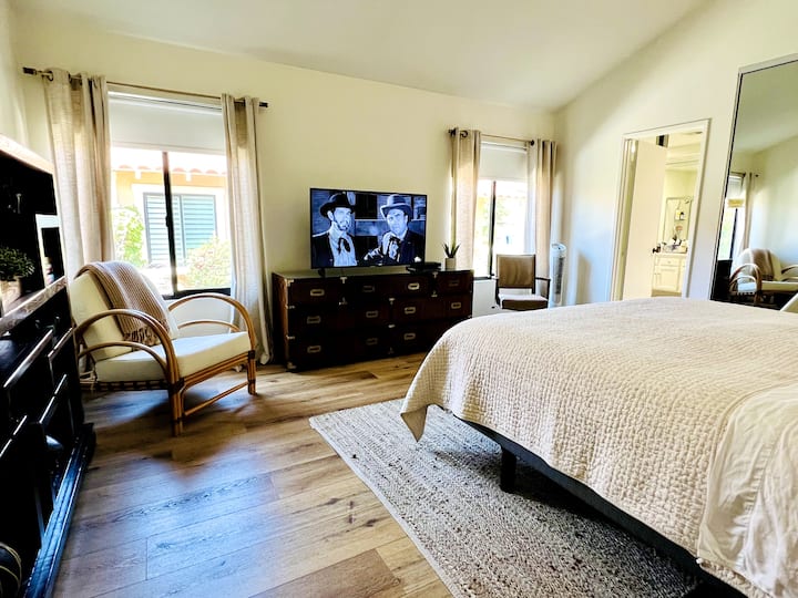 Muy cómodo. Cama tamaño king, persianas oscuras de la habitación, cómoda, libros, espejo de cuerpo entero, ventiladores de techo y piso. 