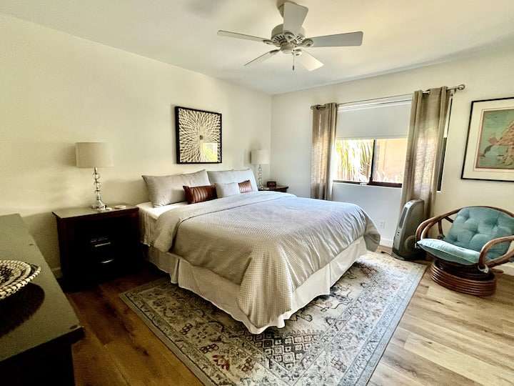 ¡Me encanta esta habitación! Tiene un gran armario con perchas, una cómoda, persianas que oscurecen la habitación, libros y acceso directo al baño. La silla giratoria en la esquina es un gran lugar para meditar o leer un libro. Ventiladores de techo y piso.