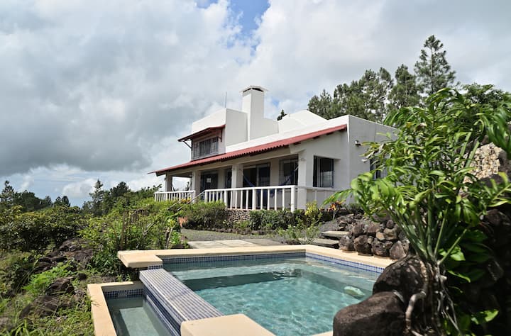 Mountain Retreat: Peaceful & Private Escape