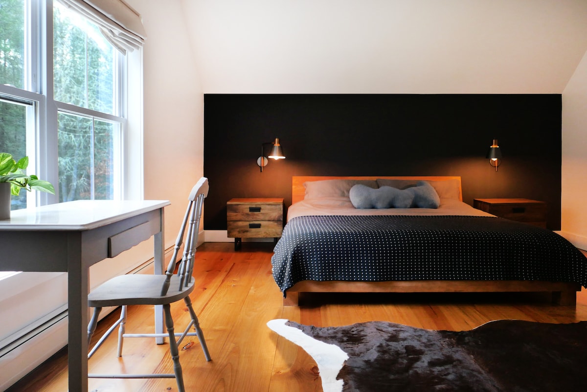 Спалня №2 (2F)
Разполага с просторно двойно легло king size и обособено работно пространство. Изглед към гората.