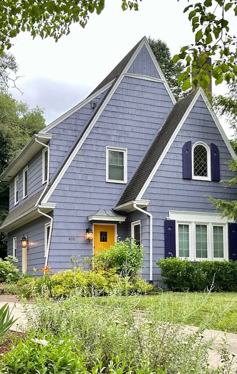 Prime Location & Dog-Friendly "Scholars' Cottage"