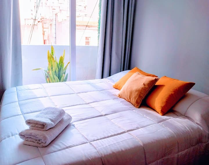 Chumba kizuri chenye kitanda aina ya Queen. Ina dirisha linaloangalia roshani.