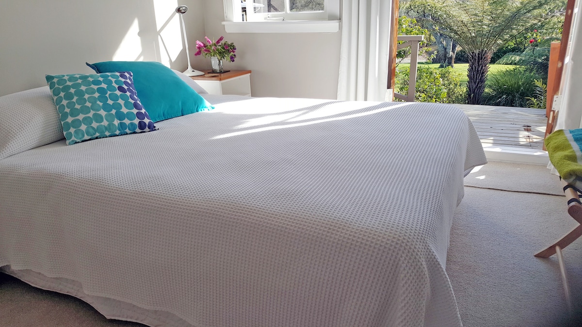 Druhá spálňa. 
Manželská posteľ. Otváranie francúzskych dverí s výhľadom do záhrady