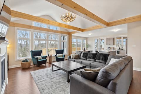 Top performing Airbnb: Muskoka Green House Cottage Escape w/ Game room in Lake Of Bays