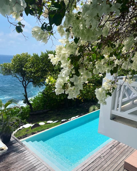 Oceanfront Villa, in exclusive neighborhood