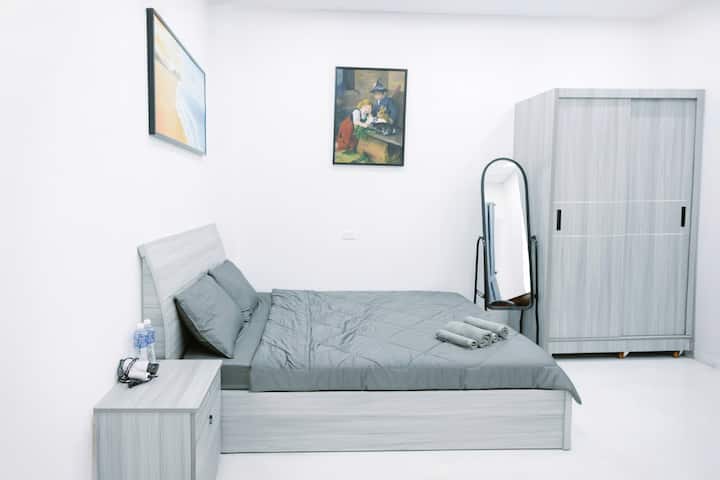 宽敞的卧室，配有全新的香味床单。 客房配有办公桌，如有需要，可为您提供帮助。