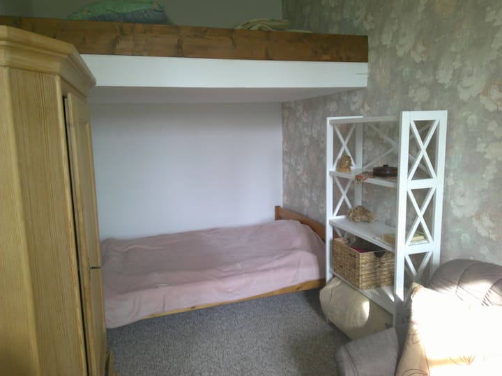 Unteres Bett (140*200 cm), Hochbett (140*200).
Kissen und Zudecken sind vorhanden.
