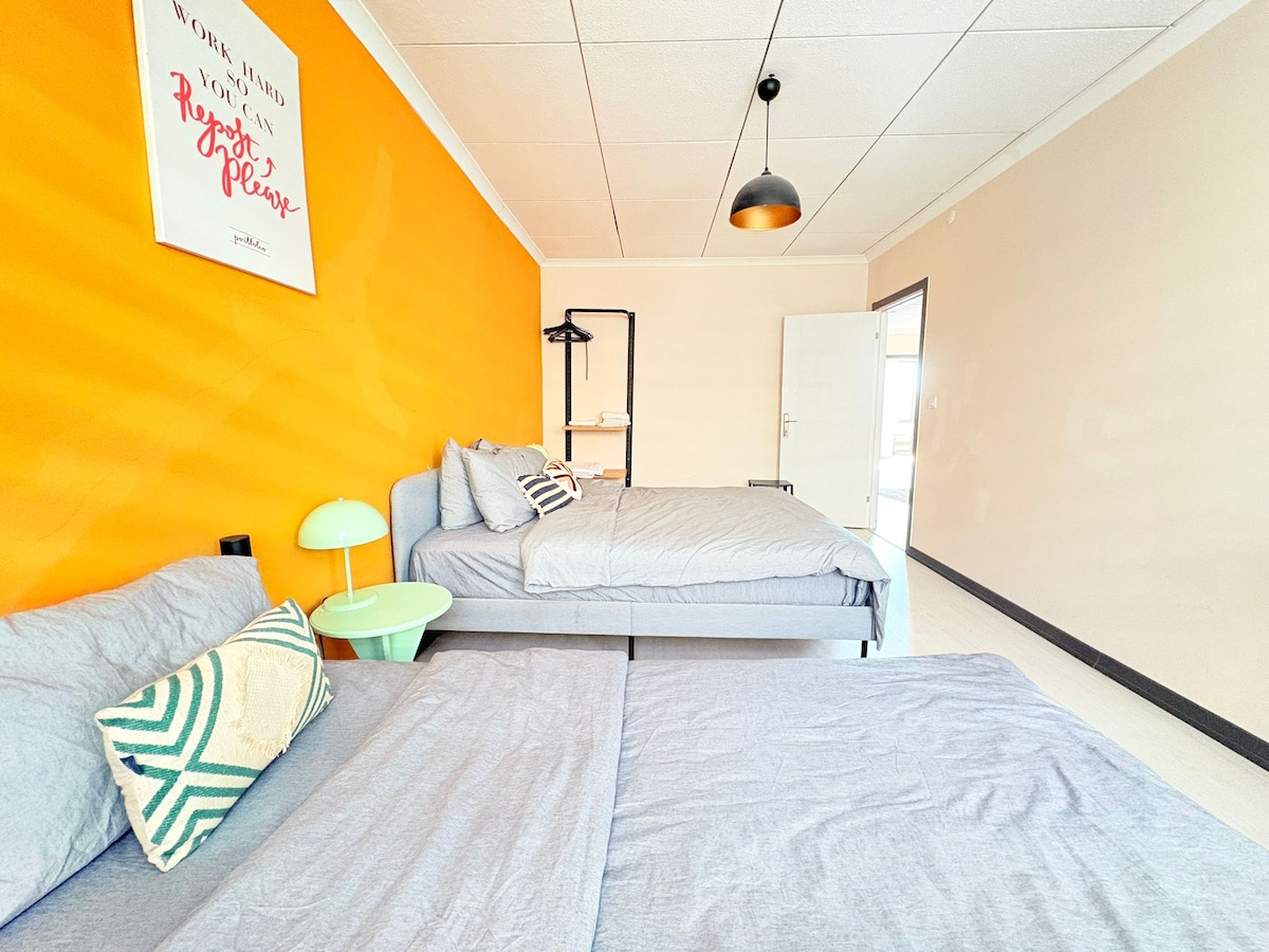 איזון מושלם של נוחות ועיצוב במיטה הכפולה הנעימה הזו