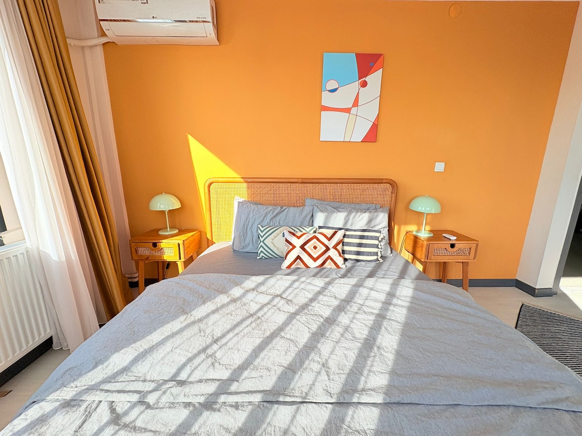 חדר שינה נעים עם מצעים נקיים ונוחות שקטה