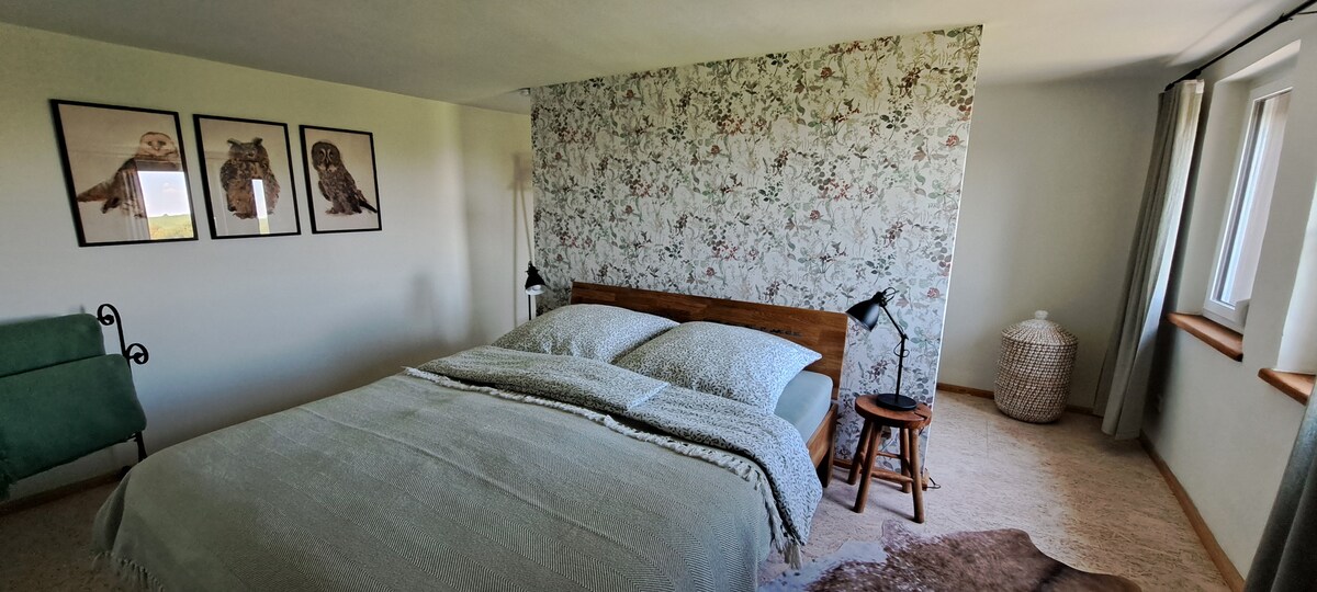 ...në krevatin dopio me gjerësi 1,60 m mund të rehatohesh :-)