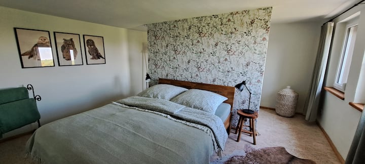 ...vous pouvez vous blottir dans le lit double de 1,60 m de large :-)