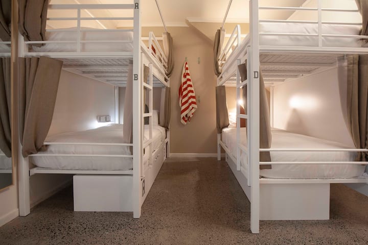 Cairns Crew - 8 Beds, Private Space - Cairns