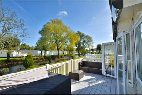 Cosy Home on Cotswold Water Park (with WiFi)