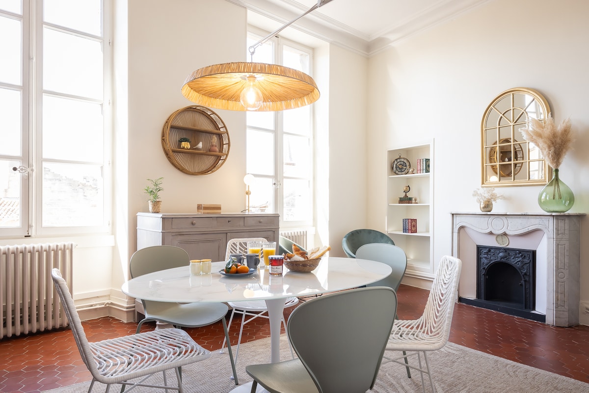 Leistungsstarkes Airbnb: Apartment city center, view of the pope’s palace in Avignon