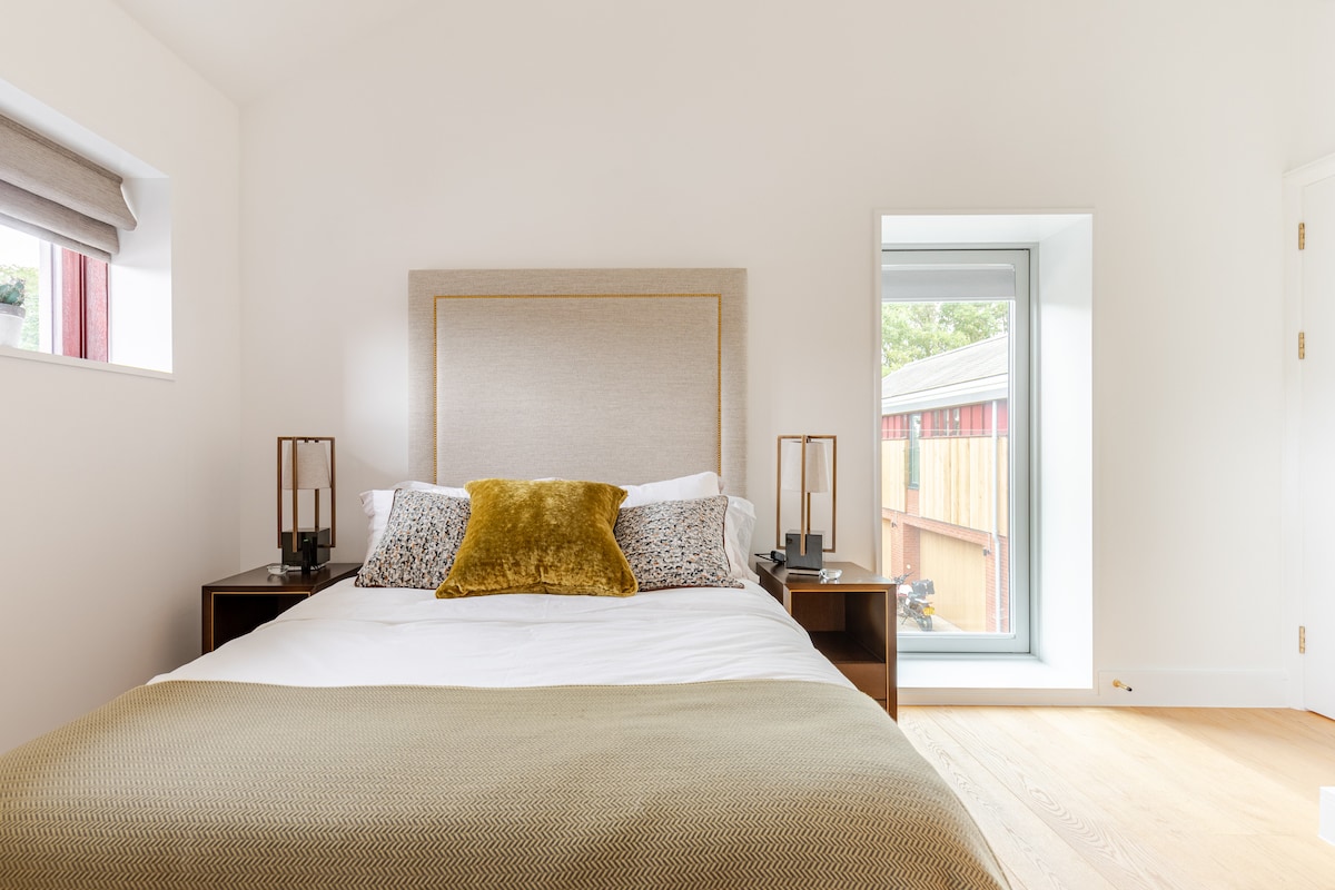 5th bedroom and en-suite with built in wardrobes 