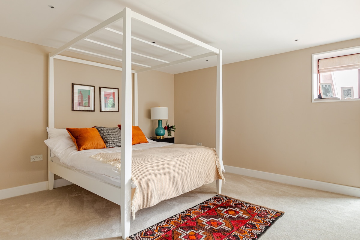 A four-poster bedroom with ensuite bathroom. 