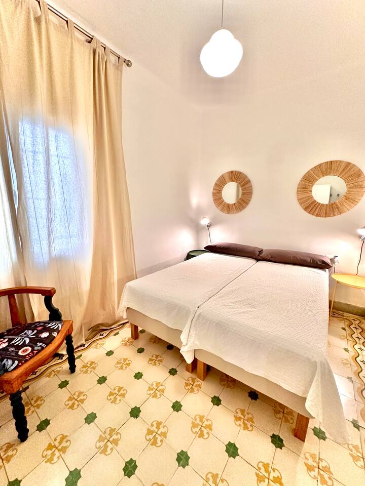 Habitación con cama doble y divisible en dos individuales.