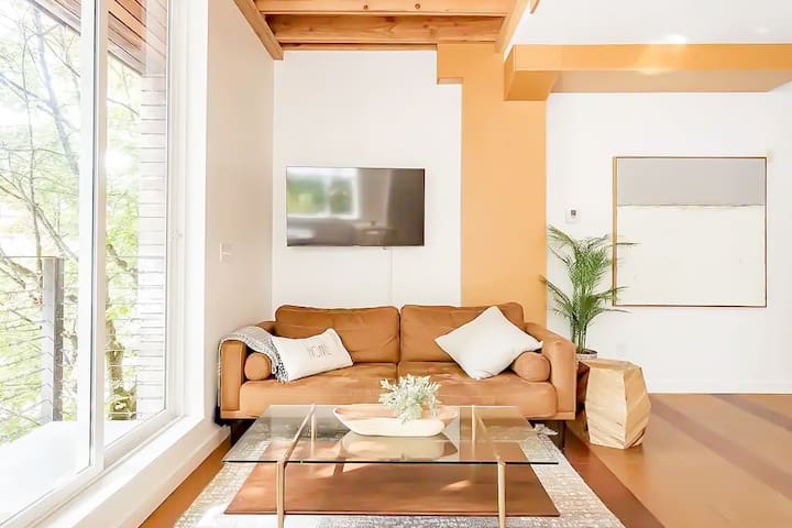 Stylish Seattle Eco Loft | 5BR + City Views