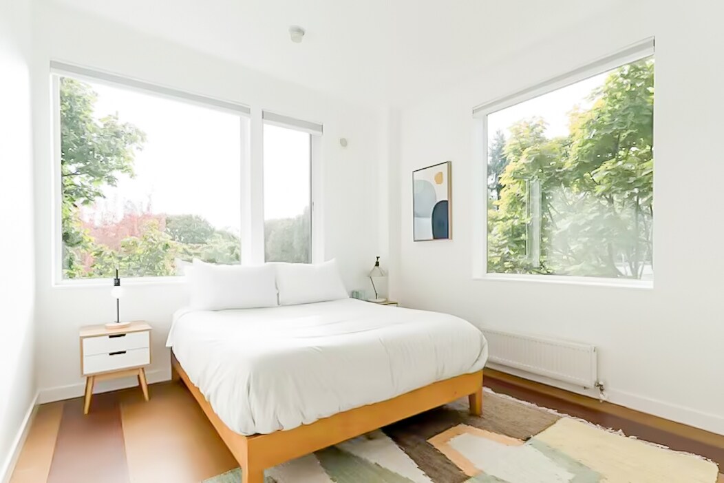 这间卧室配有大窗户，舒适的枕头和舒缓的色调使其成为完美的度假胜地。