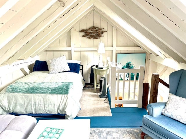 Pohľad do spálne s manželskou posteľou z TV salónika, obývacia izba 2. Všetka posteľná bielizeň je k dispozícii a v prípade potreby sú k dispozícii aj ďalšie vankúše a prikrývky. 