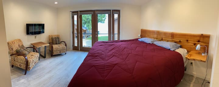 Priestranný apartmán majiteľa s posedením, elektrickým krbom a dvojitými dverami otvorenými na balkón Julie s výhľadom na jazero.  Bočné svetlá dverí sa otvárajú, aby večer vnikol jemný jazerný vánok.  