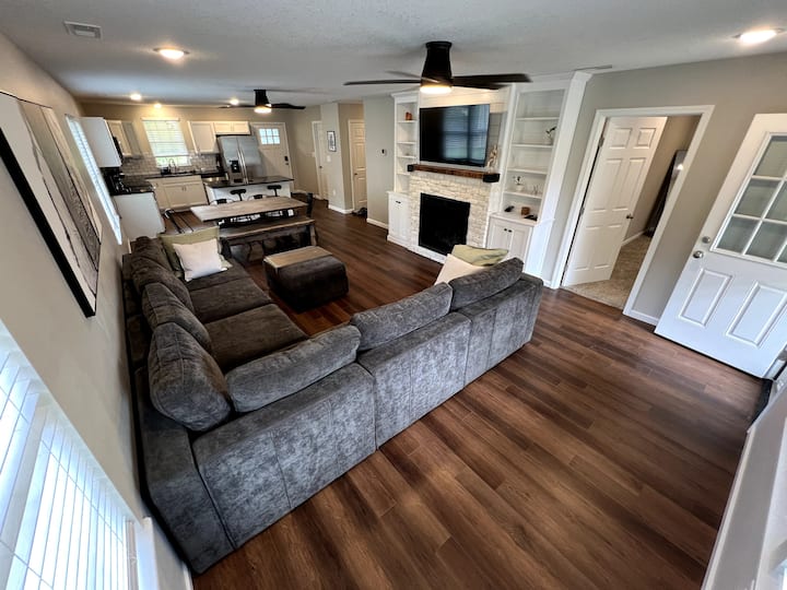 תוכנית קומה פתוחה. פקחו עין על דברים בחוץ ליד הבריכה בזמן שאתם מכינים ארוחה במטבח. 