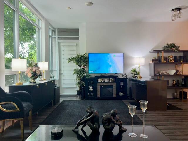 Stylish 3-Bed Waterfront Suite