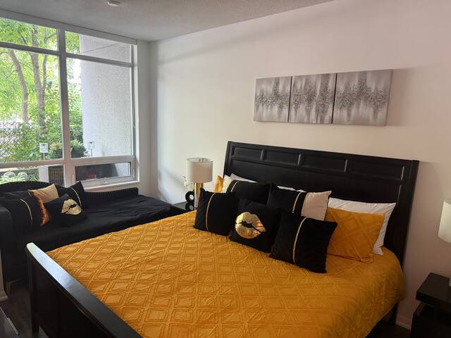 Stylish 3-Bed Waterfront Suite gallery image 5