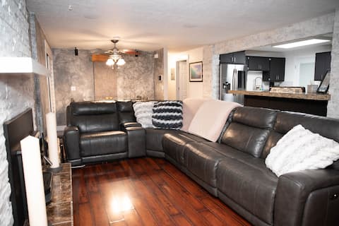 Successful Airbnb property: Cozy home with a pool, hot tub & steam shower in Sandy