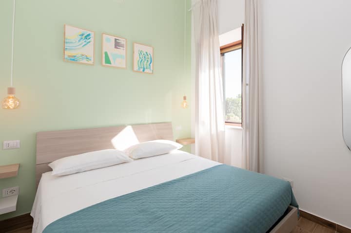 חדר שינה 1. מיטה, וילונות מחשיכים למחצה.