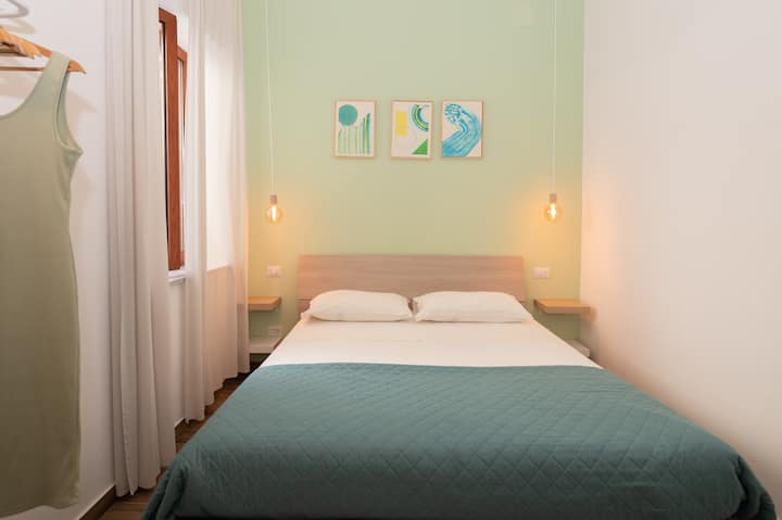 חדר שינה 2. וילונות מיטה מחשיכים למחצה. קולבים.