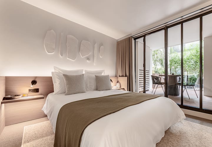 ¡Amplia suite con su cuarto de baño con ducha y acceso directo al patio!