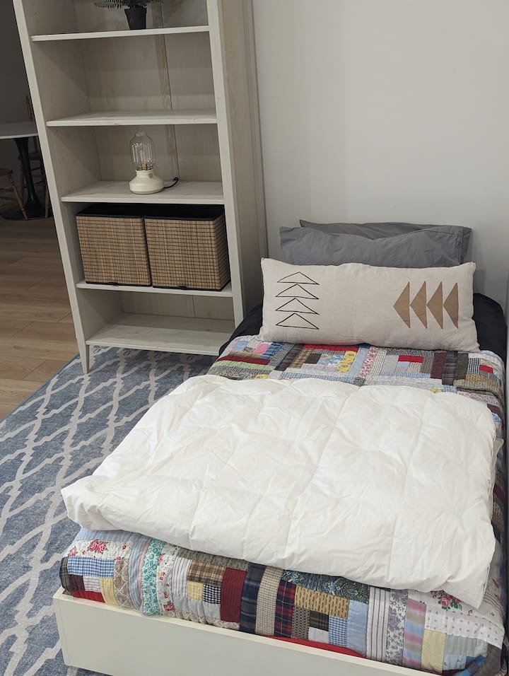 cama individual/cama nido, con colchón individual adicional que se puede poner en el piso