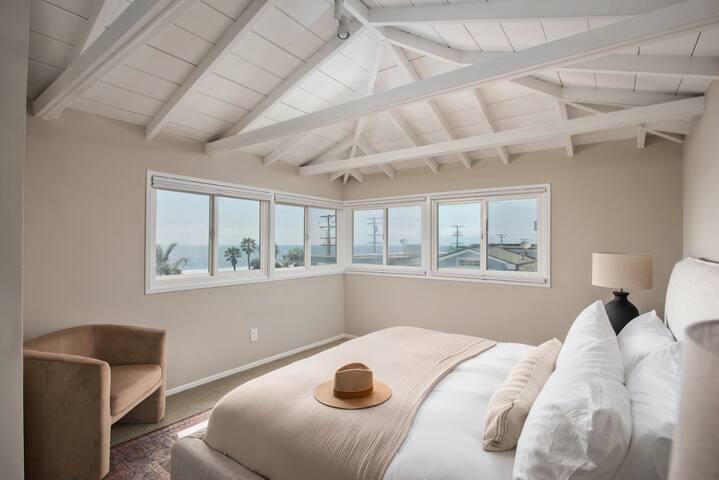 Beach House*Steps to Sand*Outdoor & Rooftop Patios gallery image 3