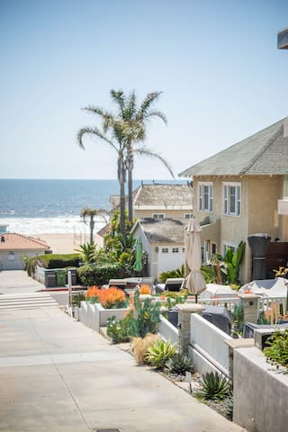 Beach House*Steps to Sand*Outdoor & Rooftop Patios gallery image 2