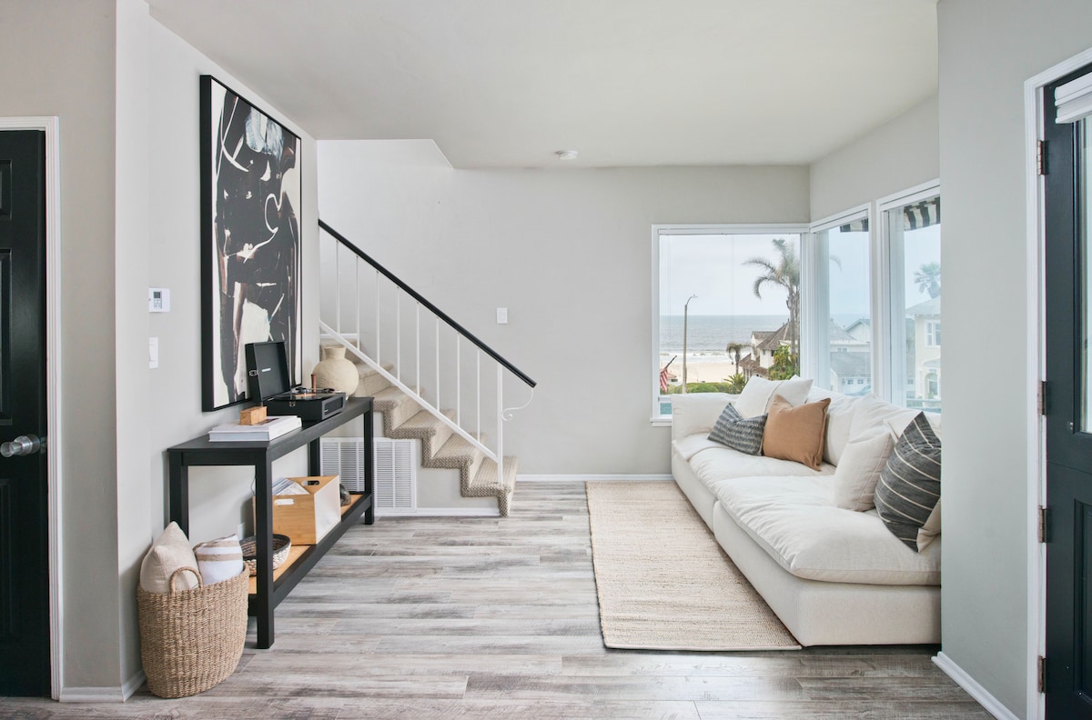 Къщата е само на няколко крачки от пясъка и предлага гледка към океана от много от стаите си.