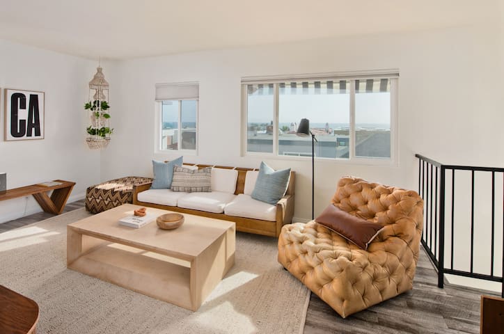 Stylish Bungalow Steps to Sand & Downtown MB