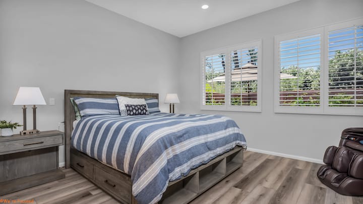 
Despiértate con la luz natural en este dormitorio sereno con una cómoda cama tamaño Queen y pisos de madera modernos. Disfruta de un amplio espacio de almacenamiento, sábanas acogedoras y un relajante sillón de masaje, perfecto para relajarte después de un día de exploración.