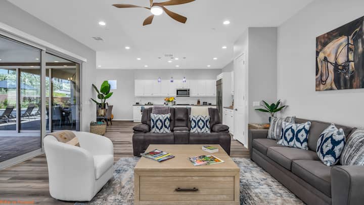 


Relájate en esta espaciosa sala de estar con lujosos asientos y grandes puertas corredizas de vidrio que dejan entrar la luz natural. Perfecto para relajarse, transmitir tus programas favoritos o disfrutar de una vida interior y exterior perfecta con acceso directo al patio.