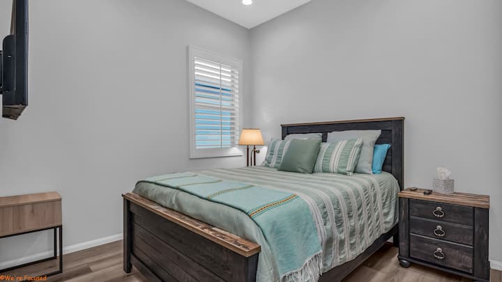 
Relájate en este dormitorio bellamente amueblado con una lujosa cama tamaño queen, muebles rústicos modernos, iluminación suave y persianas opacas. Ideal para una noche de sueño tranquilo, este espacio ofrece comodidad y encanto, perfecto para parejas, viajeros solitarios. 