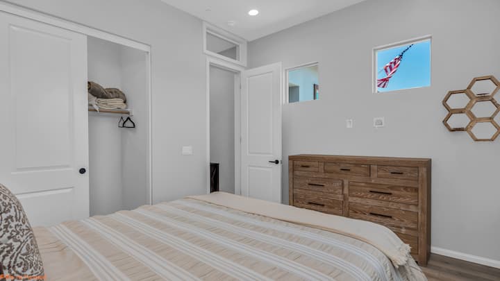 
Relájate en este elegante y luminoso dormitorio con una lujosa cama tamaño queen, un amplio espacio en el armario y muebles contemporáneos. Diseñado cuidadosamente para la comodidad, este dormitorio forma parte de una casa bellamente mantenida a pocos minutos de las principales atracciones.