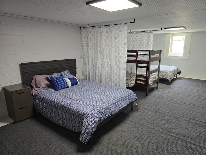 2nd level sleepy area / 2 queen & bunk beds