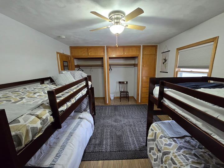 Queen Bed & Bunk Beds