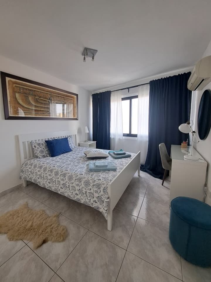 Ovo je glavna spavaća soba.  U potpunosti je klimatiziran s zavjesama za zamračivanje koje prekrivaju široke klizne prozore okrenute prema jugu.  Mnogo prostora u ormaru i komplet ručnika za kupaonicu i ručnici za plažu za osobnu upotrebu. 