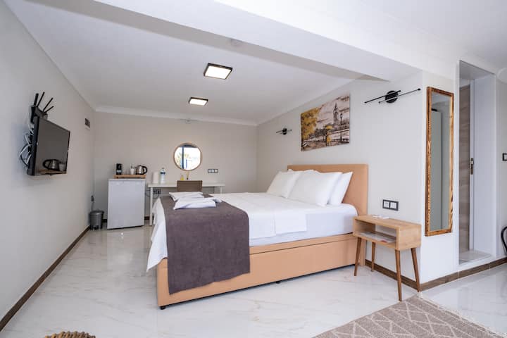Cunda Adası'nda ÖZel Verandalı Deniz Manzaralı Oda - Cunda Adası