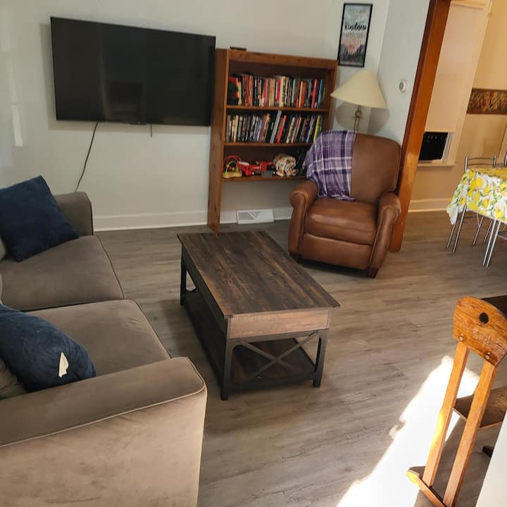 A Cozy Charming Place- Pet Friendly 3 Bed 1.5 Bath - Niagara Falls, NY