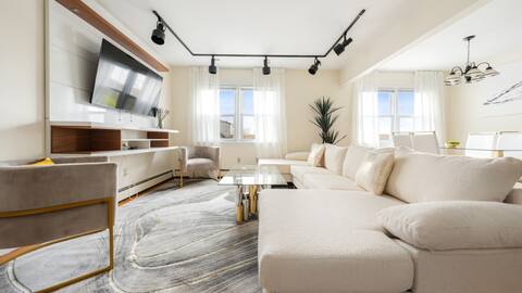 Prime Luxury NY: Free Parking + Mins to Downtown!