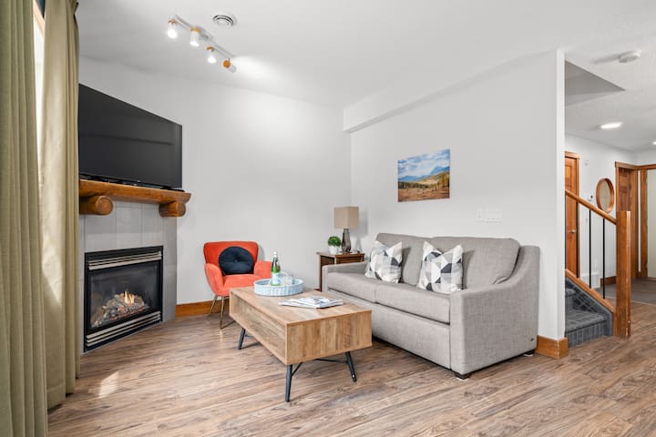 Top Floor | Mountain Views | Hot Tub | Close To Dt - Canada