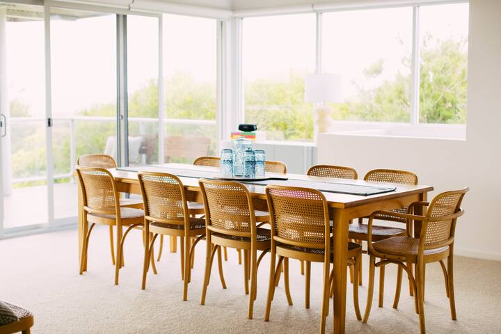 Melba Views – beachfront luxury for family groups! gallery image 3