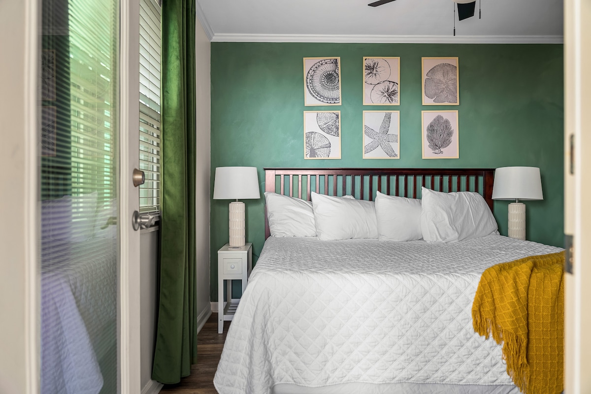 לשקוע במיטת הקינג סייז המפנקת שלכם ולתת לצלילי הגלים להרדים אתכם לשינה - נעים, מסוגנן ומתאים לחוף הים.